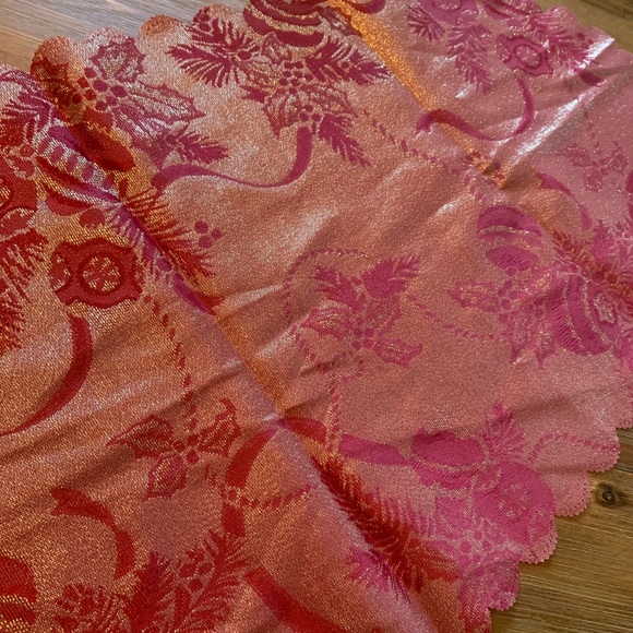 Gold metallic scallop trim Christmas table runner - Picture 6 of 8